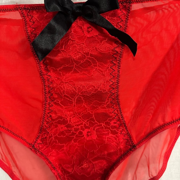 Bettie Page Red Lace Bra & Brief Set - Picture 8 of 10